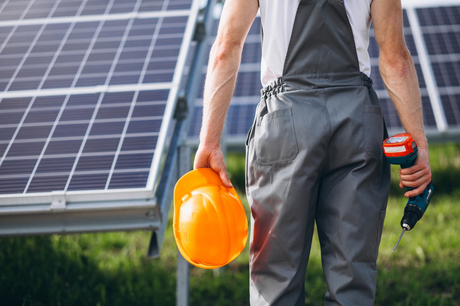 trabajador campo junto paneles solares 1303 15554